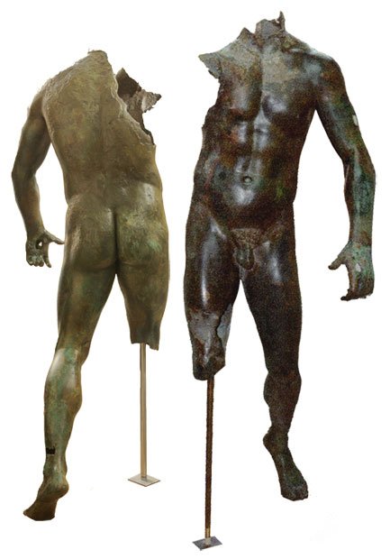 青年像／前４～前３世紀。アテネ、水中考古学監督局／キュクラデス諸島のキュトノス島沖、水深５００メートルで発見された「英雄的裸体像」（c）The Hellenic Ministry of Culture and Sports－ Archaeological Receipts Fund
