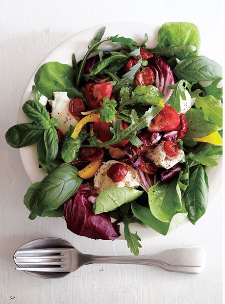 写真のイタリアンハーブサラダのように、ベース野菜が緑なら、赤、黄、白などの色とりどりにカスタム素材を、サラダボウルや大皿に美しく盛り付ければ、おもてなしサラダに