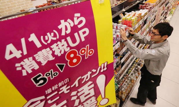 ４月に消費税が８％に引き上げられ対応に追われたスーパー　（c）朝日新聞社　＠＠写禁