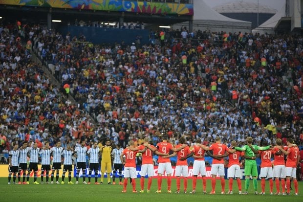 サッカーW杯ブラジル大会（2014 World Cup）準決勝、オランダ対アルゼンチン。試合前にアルフレッド・ディ・ステファノ（Alfredo Di Stefano）氏に黙とうをささげる両チームの選手（2014年7月9日撮影）。(c)AFP＝時事/AFPBB News
<br />記事「オランダ対アルゼンチンの準決勝でディ・ステファノ氏に黙とう」より