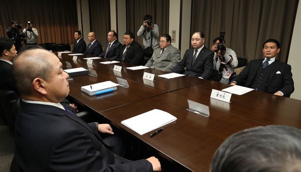 理事会にのぞむ貴乃花親方（右）と八角理事長（左）（ｃ）朝日新聞社