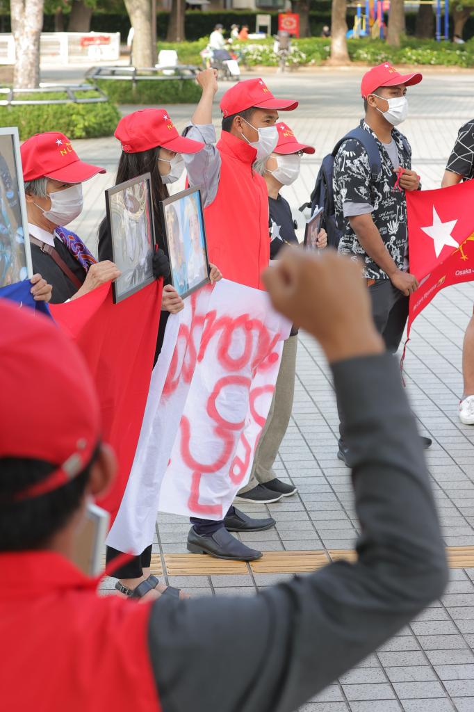 大阪で行われた、ミャンマー代表選手の保護などを日本政府に求める在日ミャンマー人らによるデモ (c)朝日新聞社
