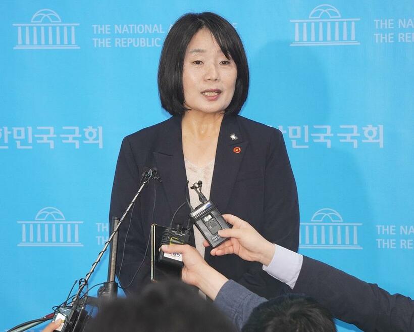 ２０２０年５月２９日、韓国国会内で記者団の質問に答える元慰安婦支援団体「正義記憶連帯」（旧挺対協）の尹美香前理事長
