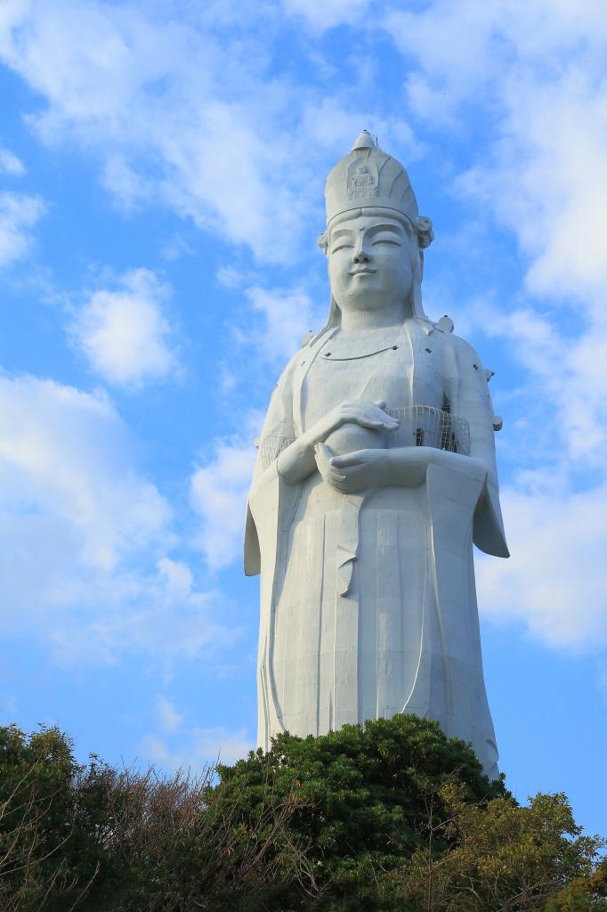 東京湾を望む高台に立つ「東京湾観音」（半田カメラさん撮影）