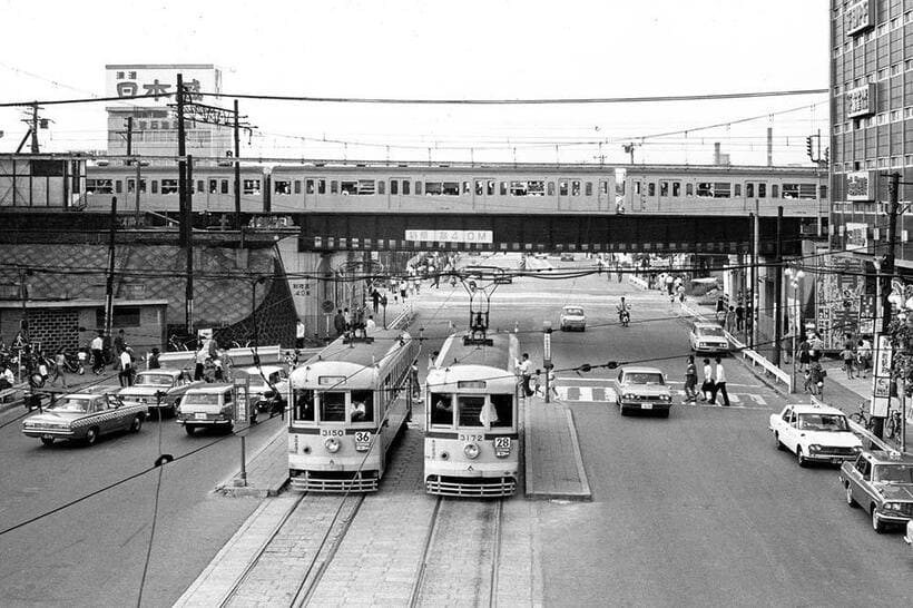1958年5月の猿江線延伸時に新設された錦糸町駅前のターミナル風景。28系統は右側の安全地帯、36系統は左側の安全地帯からそれぞれ発着した。朝のラッシュ時には、乗切れなかった乗客が車道に溢れる賑わいを見せていた。（撮影／花上嘉成：1968年9月23日）