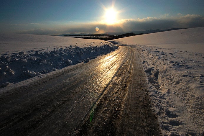 凍結した路面では細心の注意が必要
