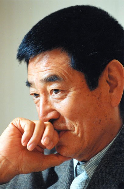 インタビューに答える健さん（１９９４年）　（c）朝日新聞社　＠＠写禁