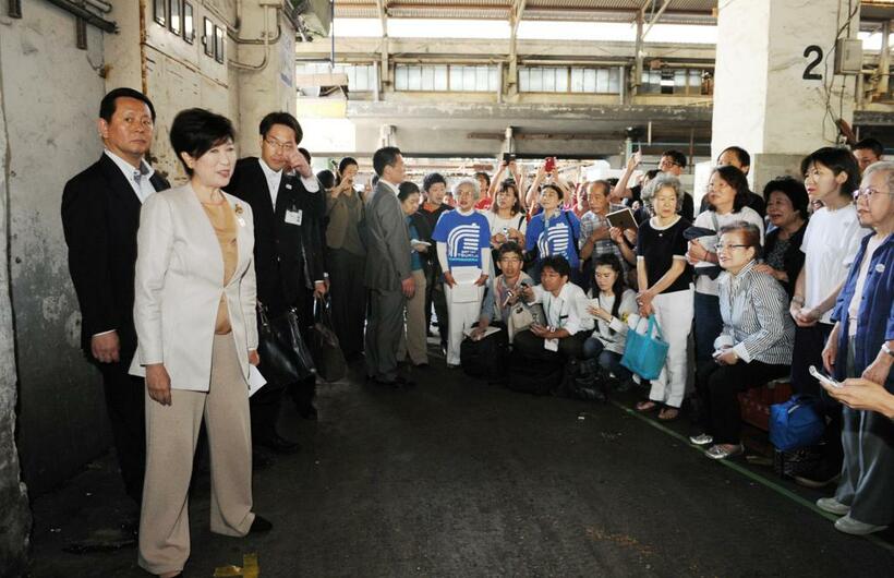 2017年、築地市場を訪問した小池百合子東京都知事（代表撮影）