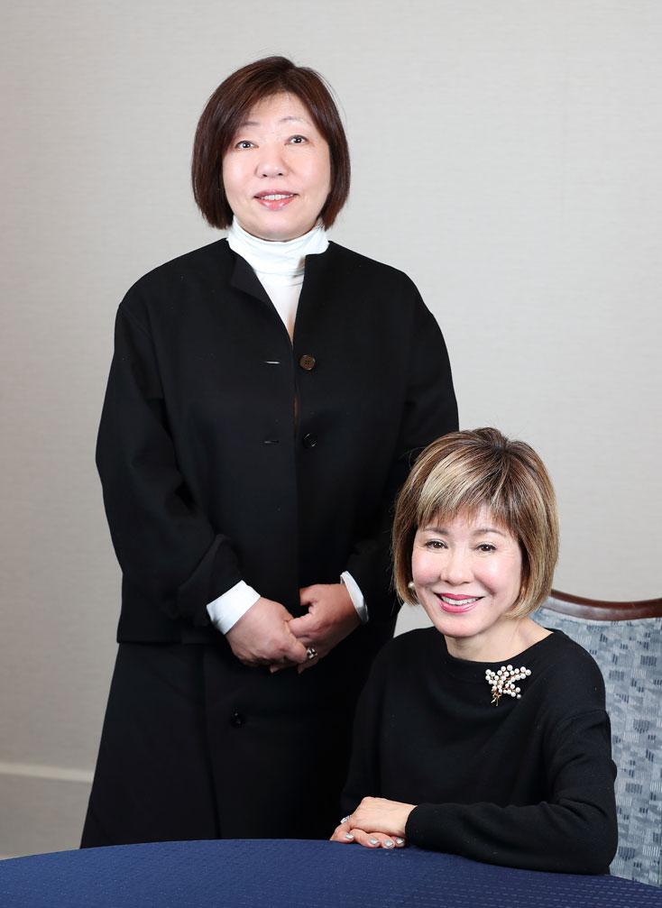 十朱幸代さん（右）と林真理子さん　（撮影／写真部・加藤夏子）