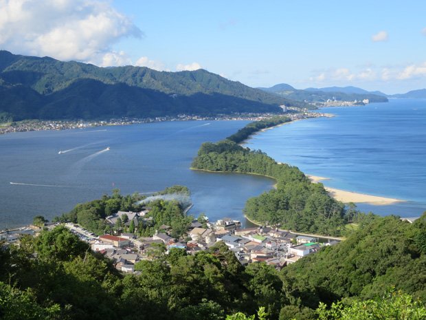日本三景の一つとして知られる天橋立は、年間２００ 万人超が訪れる景勝地（撮影／坪内政美）