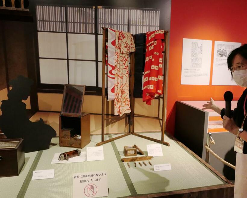 本誌１１月３０日号でも詳報した「性差の日本史」展では、娼妓が使った鏡台や、客の滞在時間を計る香炉なども展示された　（ｃ）朝日新聞社