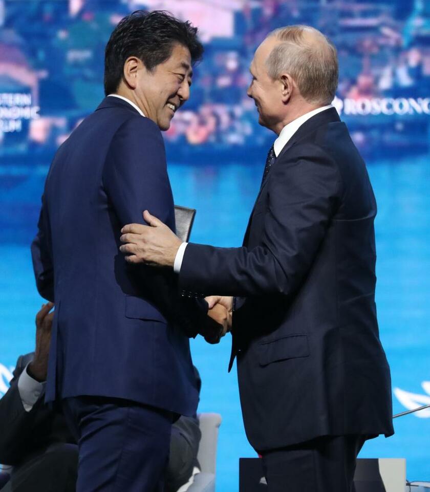 東方経済フォーラム全体会合での演説を終え、プーチン大統領と握手を交わす安倍晋三元首相／19年9月5日、ロシア・ウラジオストク