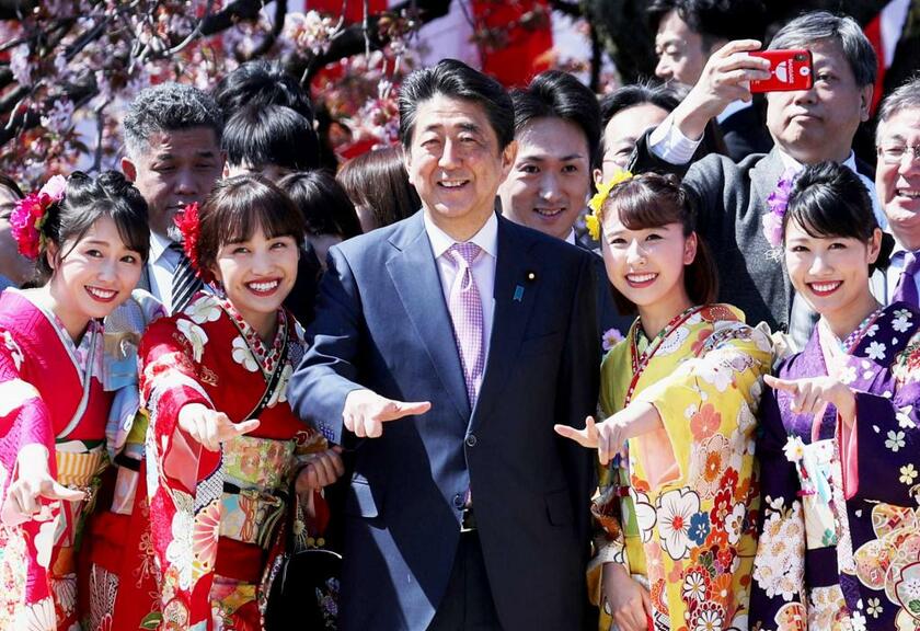 「桜を見る会」に参加した安倍晋三首相＝2019年4月13日　（c）朝日新聞社
