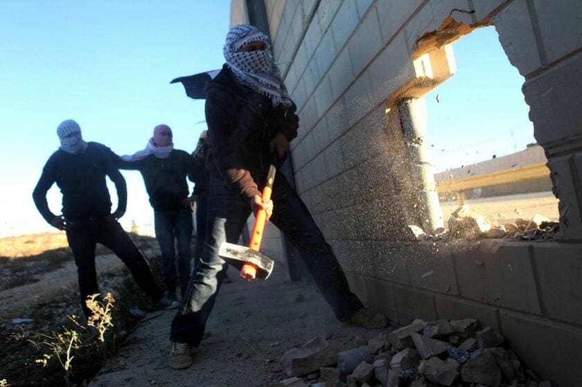 イスラエルが建てた分離壁を破壊するパレスチナの人たち（写真：ｇｅｔｔｙｉｍａｇｅｓ）