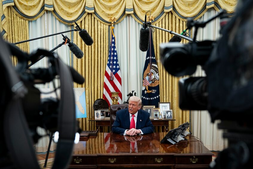 記者団に対し、日米安全保障条約について不満を表明するトランプ米大統領=2025年3月6日、ホワイトハウスの執務室(写真:REX/アフロ)