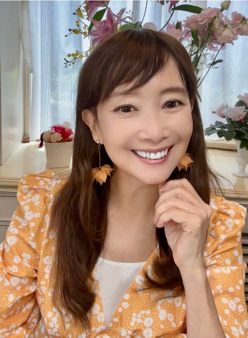 「最近はイヤリングをつけることが多くなりました。お気に入りのアクセサリーを身につけると、心がぱっと明るく、元気になる気がします。これも、ハッピーホルモンの出し方のひとつですね」と話すアグネスさん。（photo 本人提供）