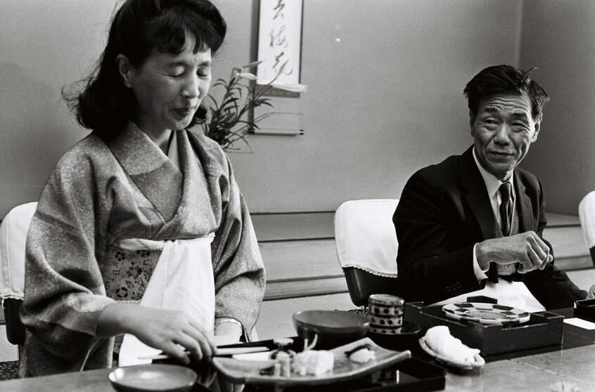 週刊朝日連載「野坂昭如の清談俗語」のゲストに招かれた横井庄一さん夫妻=1973年
