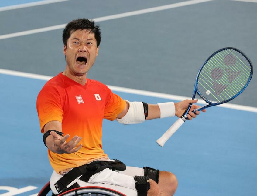 東京パラリンピックの車いすテニス男子シングルスで優勝を決め、雄たけびを上げる国枝慎吾さん/2021年9月4日、有明テニスの森