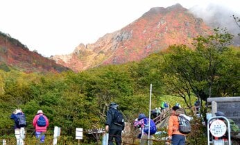 中高年登山者の低体温症対策は「あんパン」と引き返す勇気 身近な紅葉の山で遭難事故が起きる理由