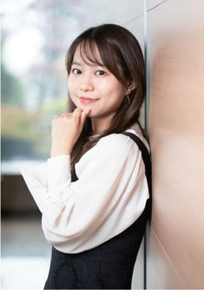 アリサさんにとって、田中みな実さんは「美の神」。写真集『Sincerely yours…』(宝島社)の手渡しイベントにも参加、田中さんが紹介するコスメをそろえる(撮影/大野洋介)