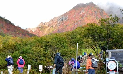 中高年登山者の低体温症対策は「あんパン」と引き返す勇気　身近な紅葉の山で遭難事故が起きる理由