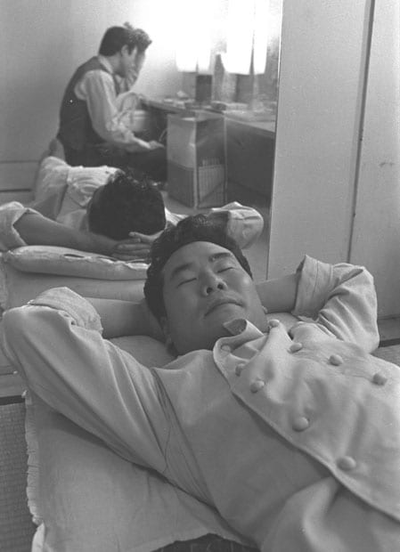 テレビ局の控室でひと眠りする渥美清＝１９６７年　（ｃ）朝日新聞社