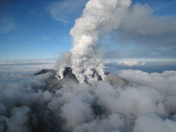 御嶽山で発生した水蒸気噴火のように、突然噴火するおそれも
