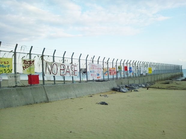 、日米の話し合いで2006年に名護市辺野古への沿岸部を埋め立てて移設すると決まったが、地元では反対運動が続いている