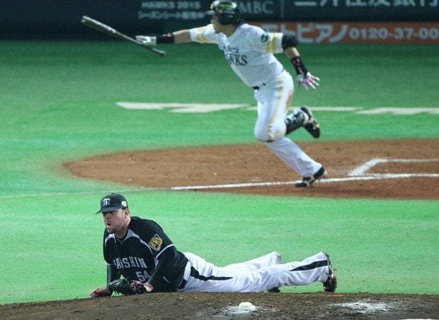 日本シリーズ第5戦。8回裏、ソフトバンク・松田に決勝点を許した阪神・メッセンジャー（c）朝日新聞社　＠＠写禁