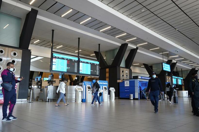 オミクロン株が最初に報告された、南アフリカのヨハネスブルクにある空港の入り口付近。旅客の姿はまばらだった＝11月28日