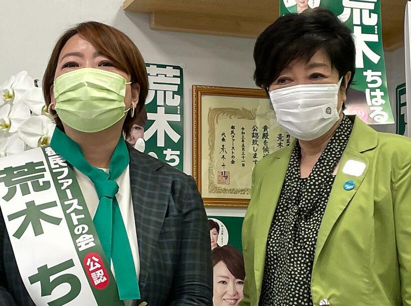 都議選投票日前日に応援に回った小池都知事は都民ファーストの会・荒木千晴代表（写真左）の元へも(Ｃ)朝日新聞社