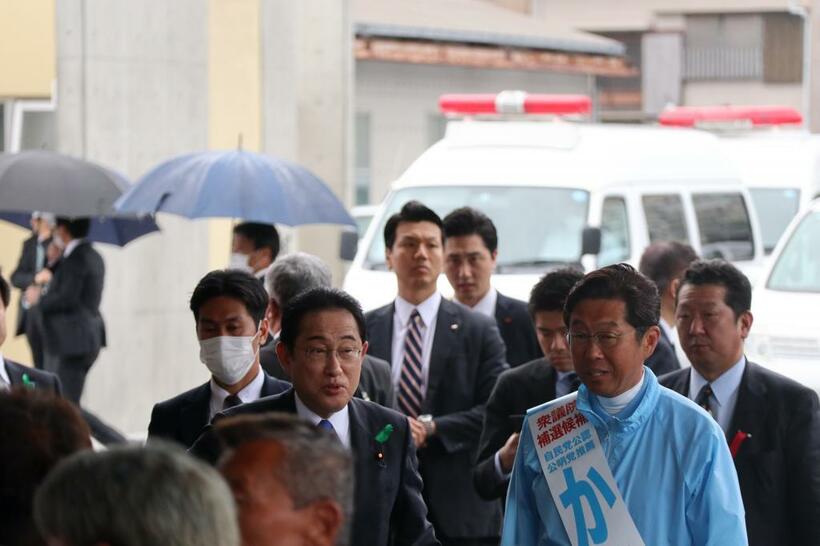 演説に向かう岸田首相と候補者
