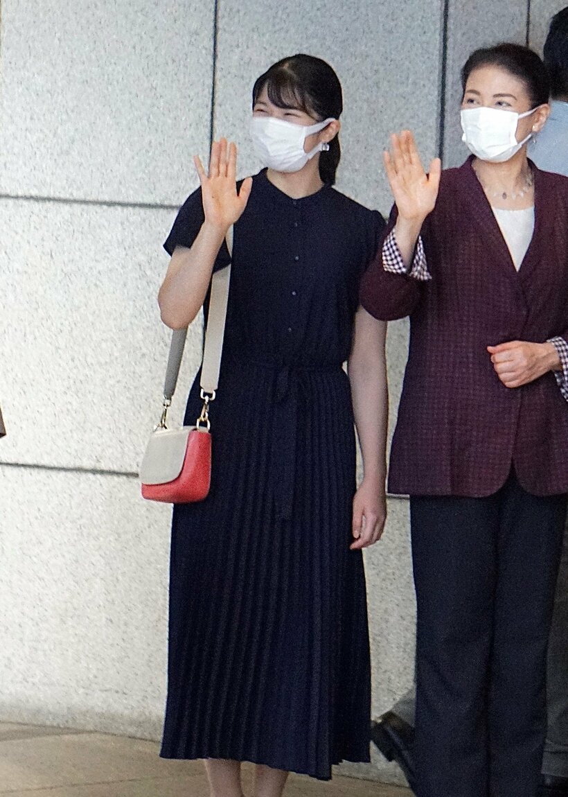 那須御用邸から帰京した天皇ご一家。取材の設定がなかったためか、ファストファッションのワンピースでリラックスした雰囲気だ＝9月、東京駅、読者提供