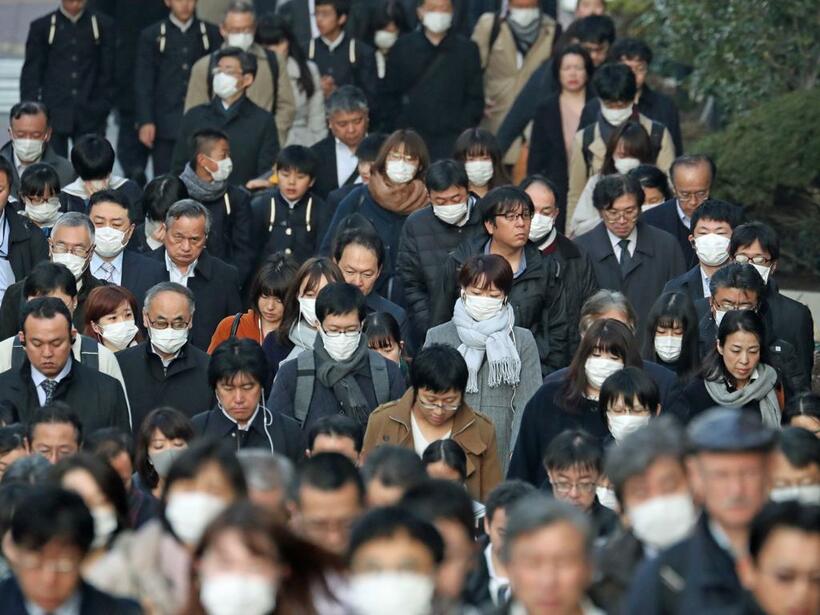 連休明け、マスク着用者が増えた都内の通勤風景。コロナを恐れるだけじゃなくインフルは？（ｃ）朝日新聞社