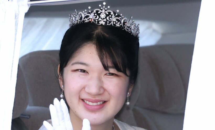 新年のあいさつのため、ティアラとローブデコルテの正礼装で仙洞御所に入る愛子さま＝1月1日、東京都内