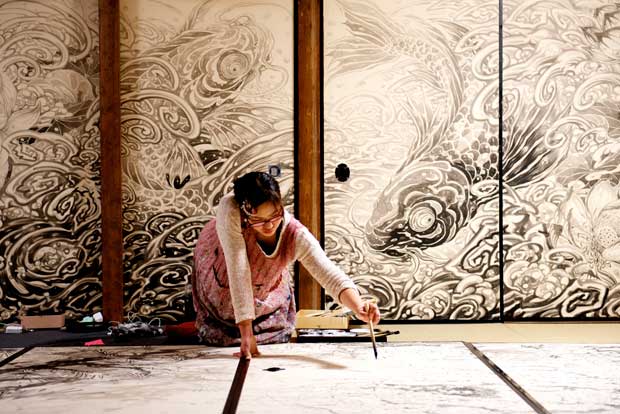 退蔵院方丈襖絵プロジェクトの絵師・村林由貴さんは、２０１１年４月から妙心寺で生活をし、６００年の歴史を誇る退蔵院の本堂の襖絵６４面の完成を目指している（撮影／吉田亮人）
