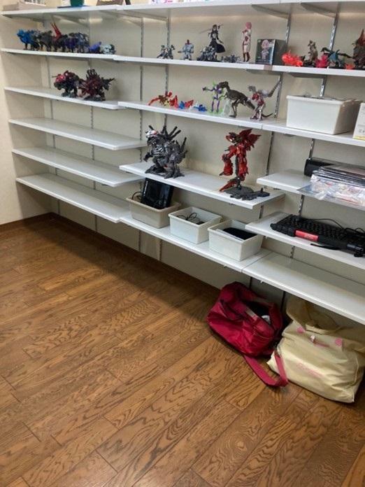 子どもたちのおもちゃを展示するスペースに。床も棚も余白が十分／アフター