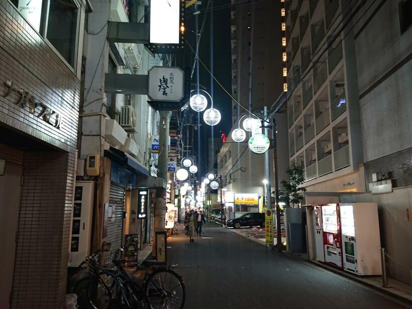 路地に入るとさらにシャッターを下ろしている店が目立つ＝１１月２６日、大阪市北区