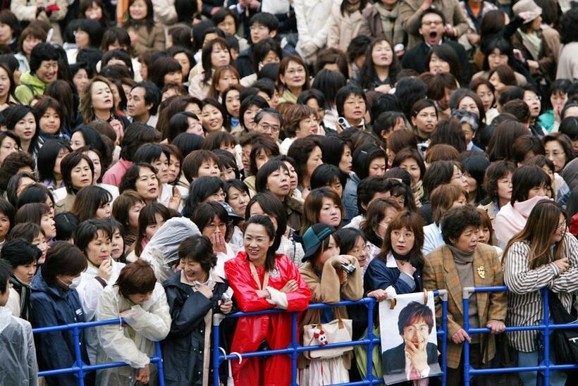 ヨン様を一目見ようと移動先には”家族”（＝ファン）が(Ｃ)朝日新聞社