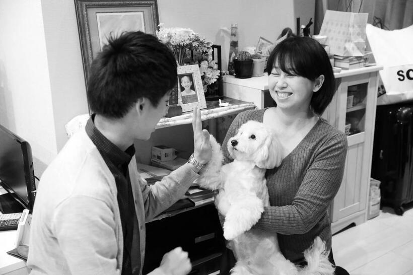 「やさしくて大好きな母だった。離婚後は憎んだこともあったけど、7年ぶりの再会なのにすんなり会話できた。やっぱり親子なんだなあと思った」と三男。背後で写真の中の長男が母子を見守っている（撮影／鈴木愛子）