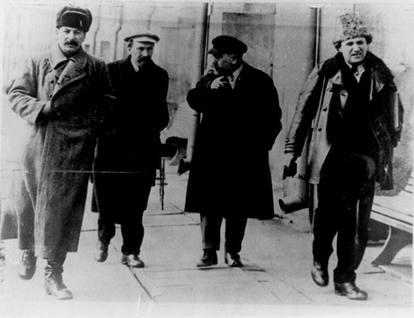 ソ連共産党の書記長になったスターリン（左端）は独裁的な権力をふるう。この写真に写る３人の党幹部はその後いずれも粛清、処刑された（１９２５年撮影）　（ｃ）朝日新聞社
