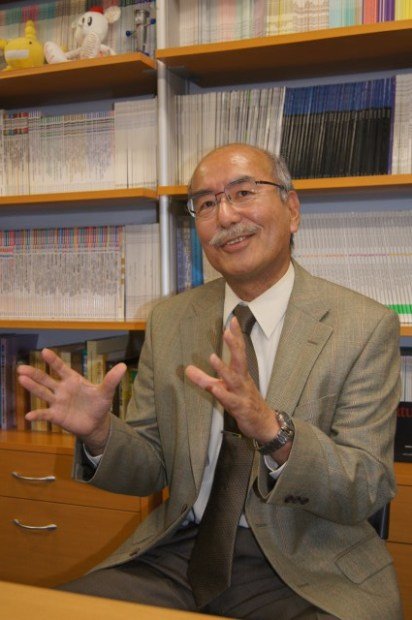 「研究者は麴菌と一体になるんだ、日本酒を飲んで味噌を食え」と力説する北本・東大教授