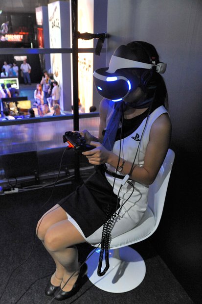 「プレイステーションVR」でプレイしている様子