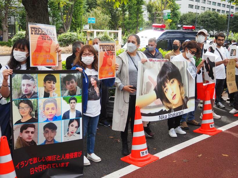 ２２歳の女性が髪の毛を隠す「ヒジャブ」のつけ方をめぐり逮捕後に急死した事件を受け、１０月９日、東京で抗議集会が行われた