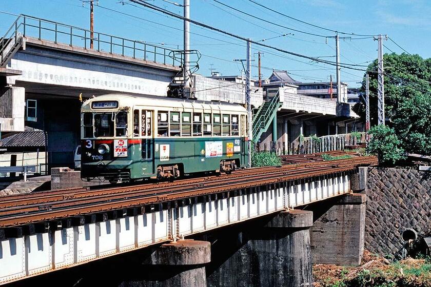 都電時代と変わらぬ風貌で活躍する長崎電軌700型。写真の706は旧2024で、筆者が杉並線時代から被写体にしていたお馴染みの都電。大橋～浦上車庫前（撮影／諸河久：1981年8月2日）