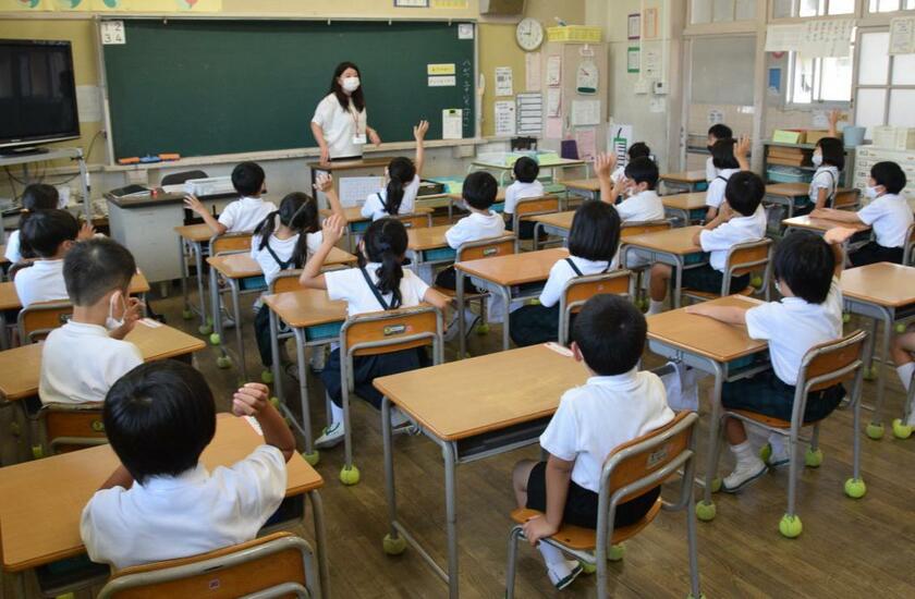 感染急拡大のなかで始まった２学期。写真は岡山市立三門小の児童たち (c)朝日新聞社