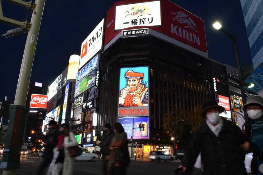 11月13日、北海道の新規感染者は、235人となることがわかった。繁華街のススキノでは店舗に営業時間短縮の要請が出されている (c)朝日新聞社
