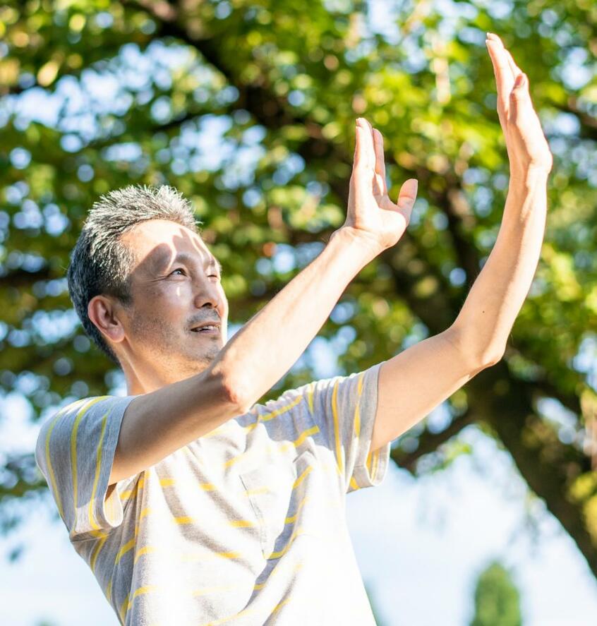揺れる木の葉、花に集うミツバチ、川の流れ、浮かぶ雲などからもダンスを感じるという(写真=岸本絢)