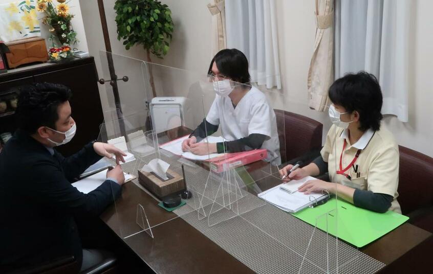 打ち合わせをするらいふの施設長と施設看護師、職員 (撮影/山内リカ)
