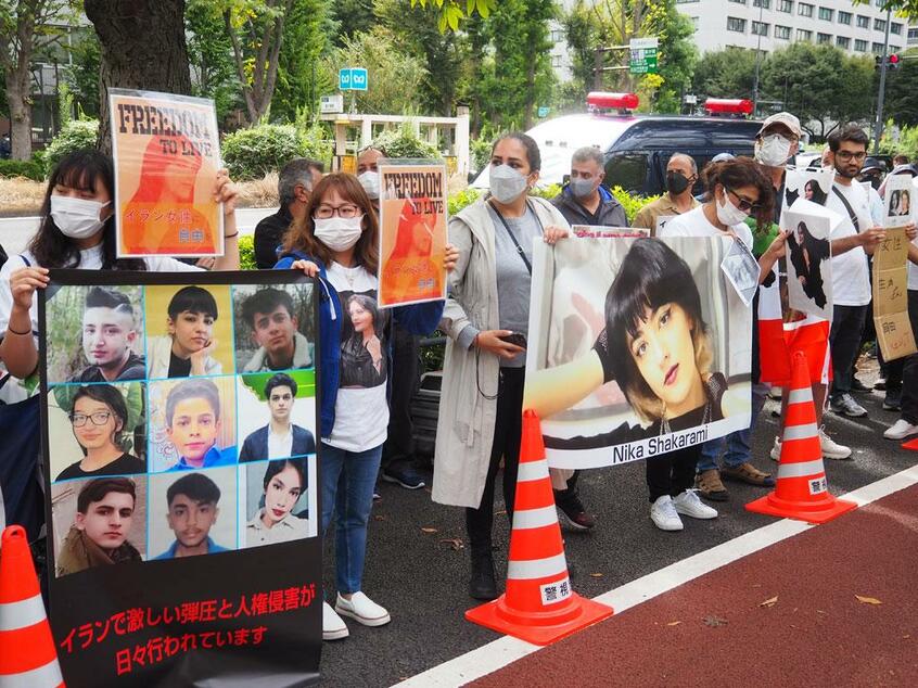 22歳の女性が髪の毛を隠す「ヒジャブ」のつけ方をめぐり逮捕後に急死した事件を受け、10月9日、東京で抗議集会が行われた